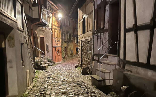 Foto einer Strasse in Eguisheim bei Nacht