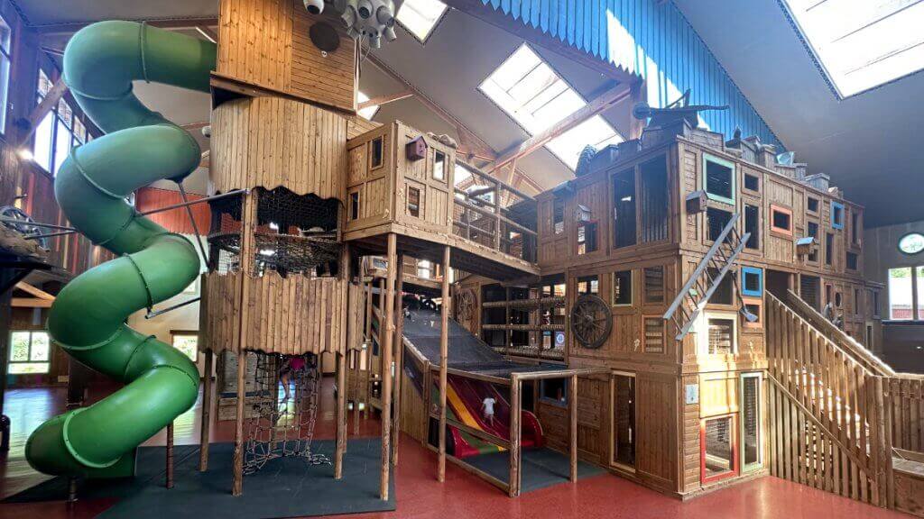 Spielplatz im Kinderzentrum des Center Parcs „Les Trois Forêts“