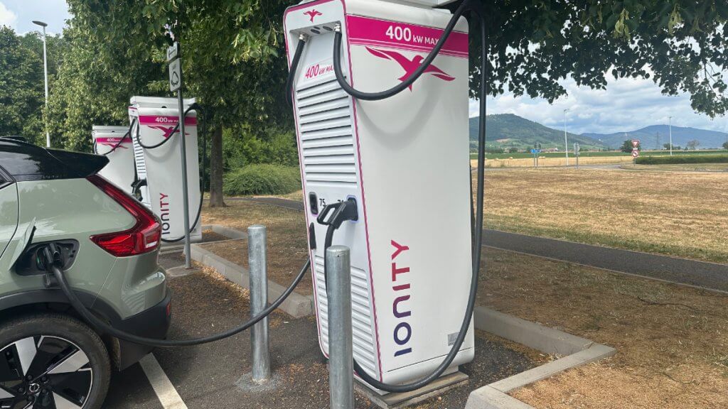 Ladestation an der Autobahnraststätte Haut-Koenigsbourg im Elsass