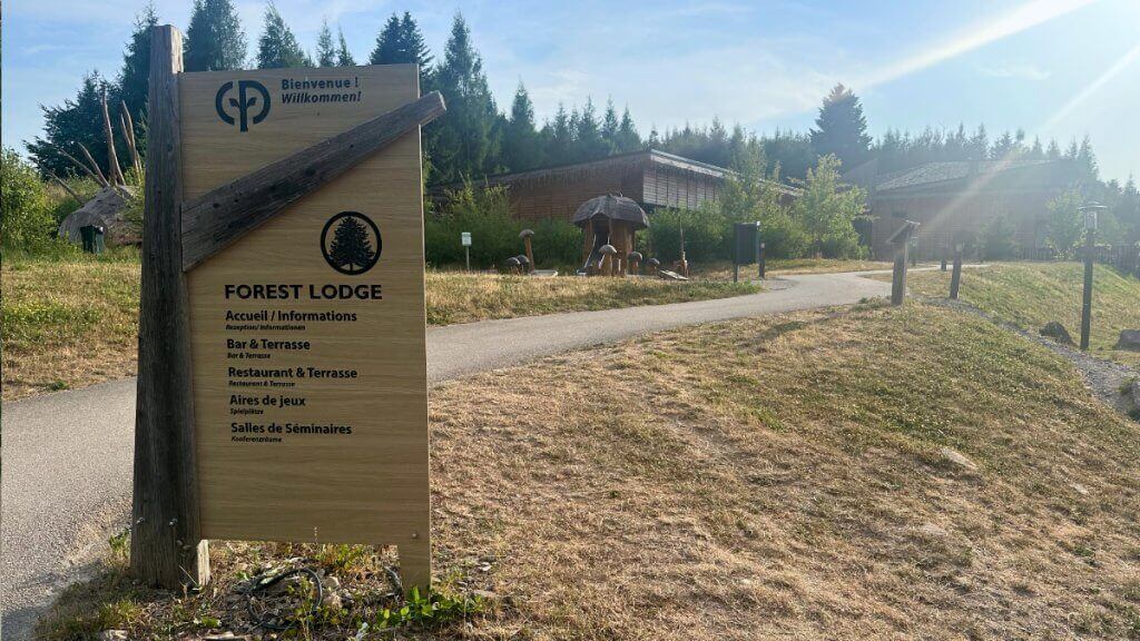 Eingang zur Forest Lodge „Les Trois Forêts“ in Center Parcs