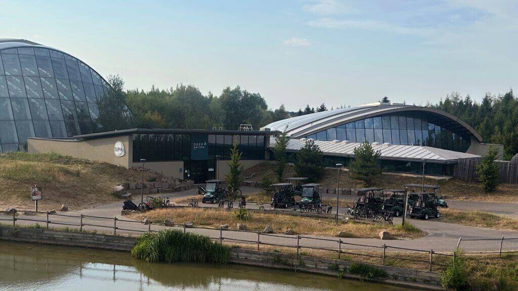 Foto der Aussenansicht des Deep Nature Center Parcs Les Trois Forêts