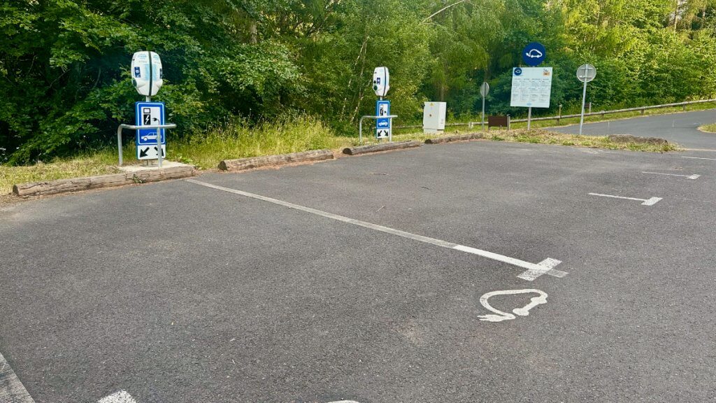 Parkplätze mit Ladestationen im Center Parcs „Les Trois Forêts“