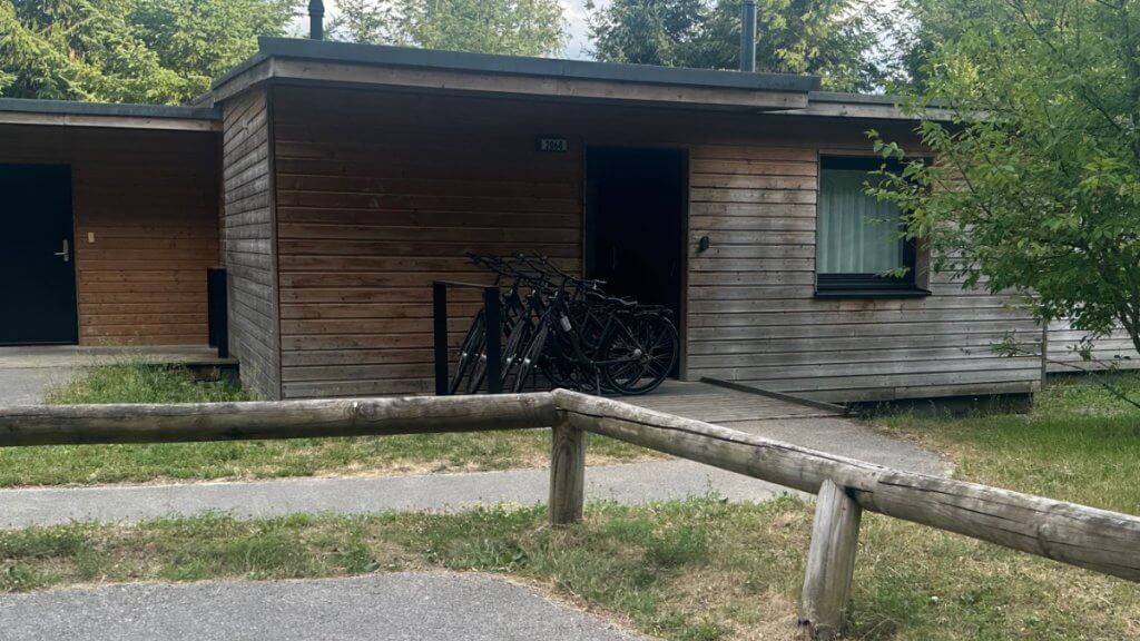 Velos, die vor einem Ferienhaus im Center Parcs „Les Trois Forêts“ abgestellt sind
