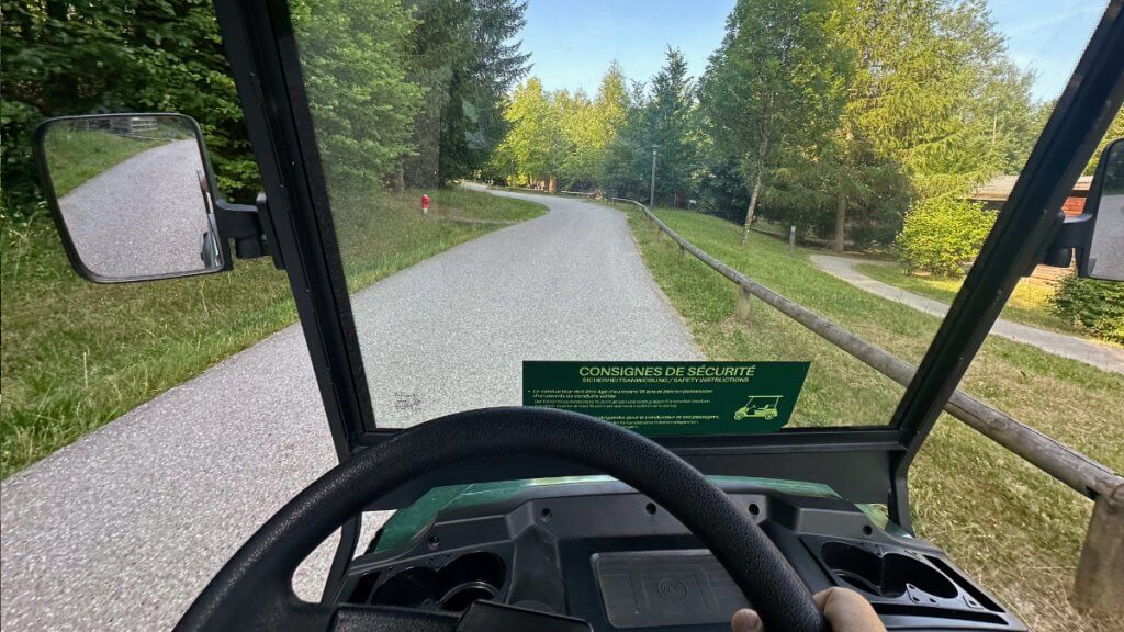 Golfwagen im Center Parcs „Les Trois Forêts“ auf dem Weg zwischen den Ferienhäusern