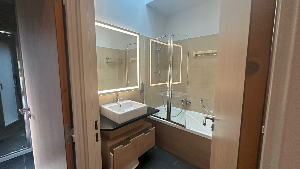 Foto eines Badezimmers in einem VIP-Cottage für 10 Personen im Center Parcs „Les Trois Forêts“