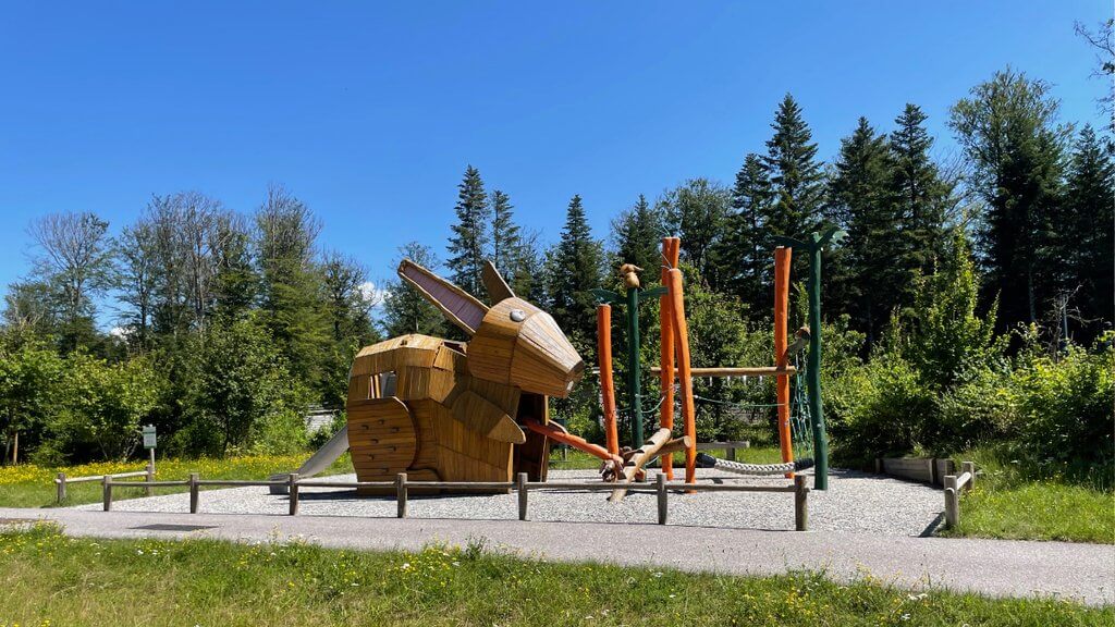 Der Hasen-Spielplatz bei den Themen-Cottages im Center Parcs Les Trois Forêts